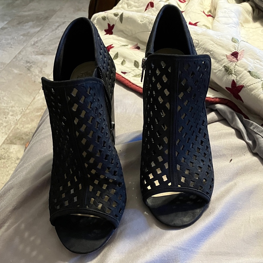 2/$40 Vince Camuto Black Cutout Heeled Booties Inside Zipper Open Toed SZ 9.5M - Picture 3 of 12